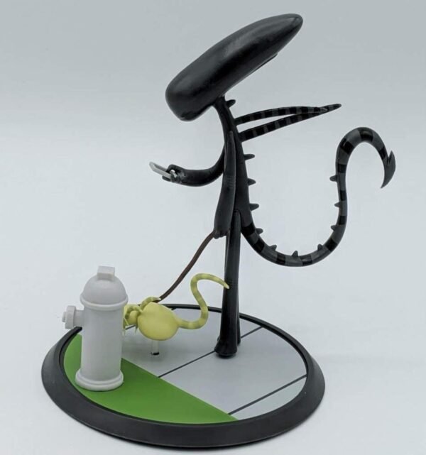 Alien Collectible Diorama - Alien Out For A Walk - Loot Crate Exclusive - Image 2